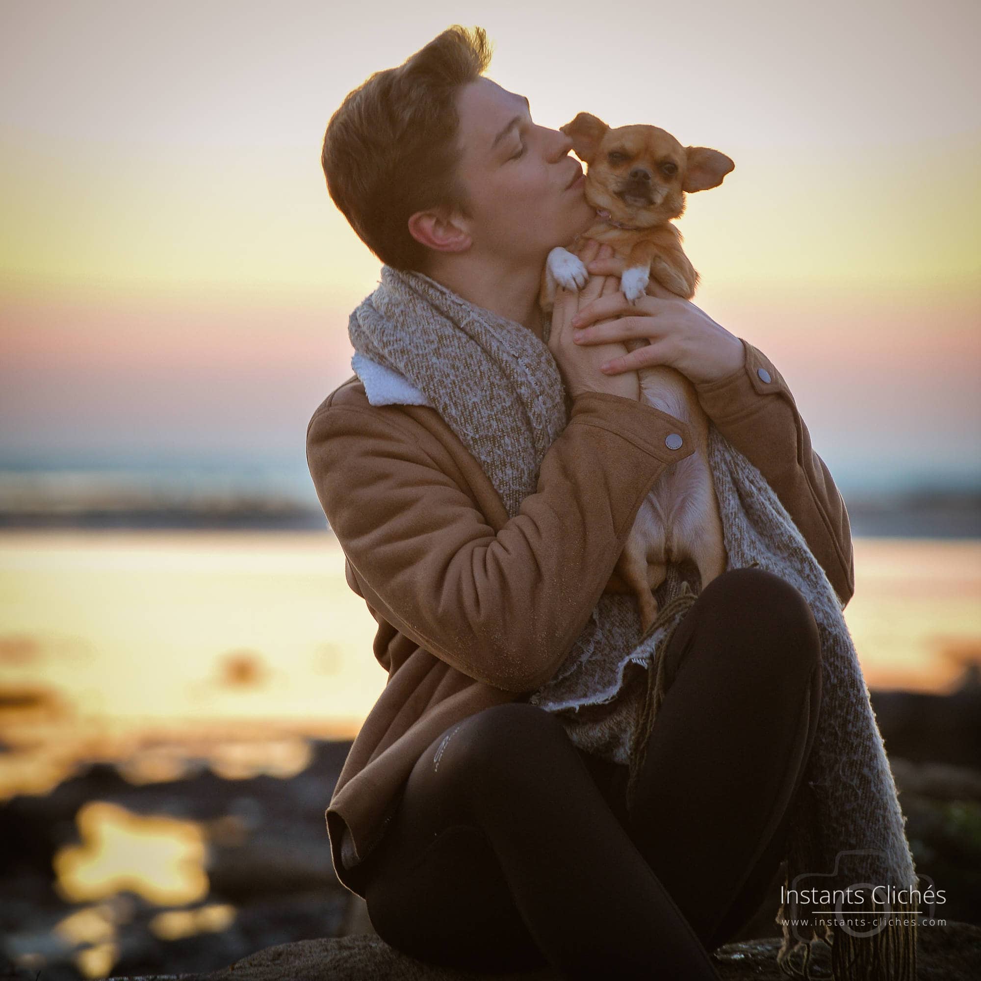 Homme avec chien, portrait, coucher du soleil, plage, photographie artistique.