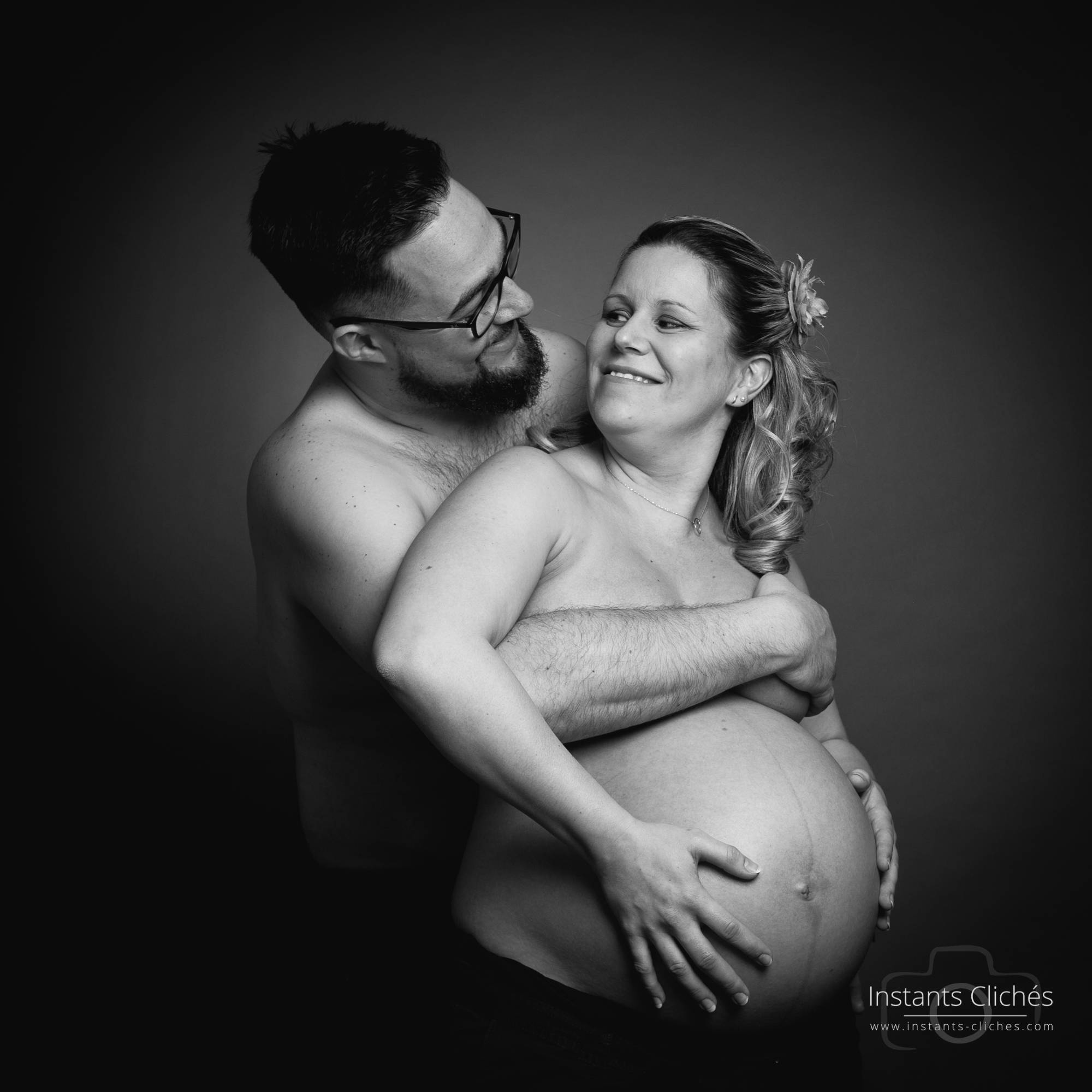 Photo de couple enceinte, portrait artistique en noir et blanc.