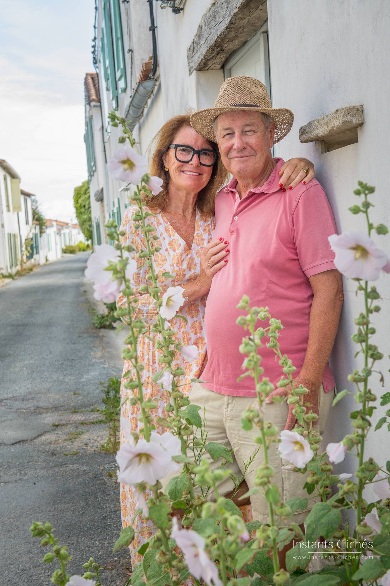 Couple souriant devant une maison colorée à Chatelaillon-Plage.